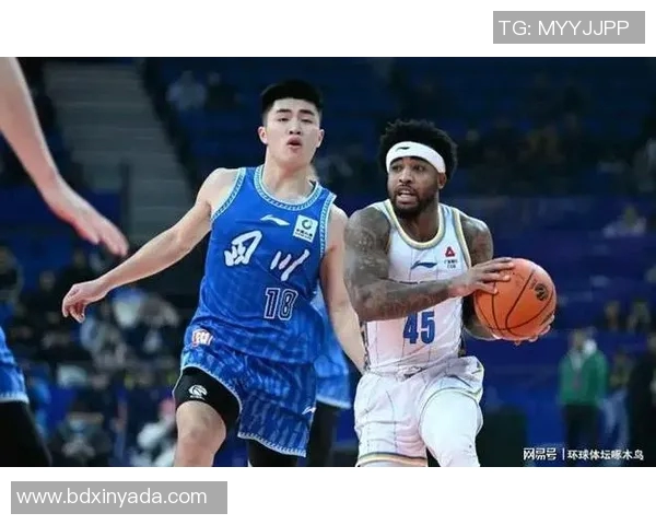 罗伯特-高登在CBA比赛中表现出色,带领球队连胜三场